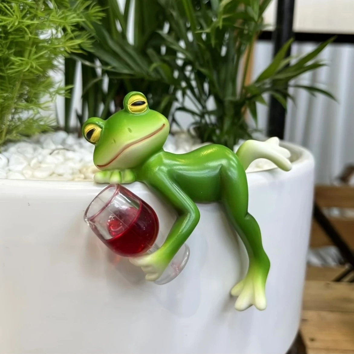 🐸 Aranyos Béka Dísz Virágcserép Szélére – Boros Pohárral